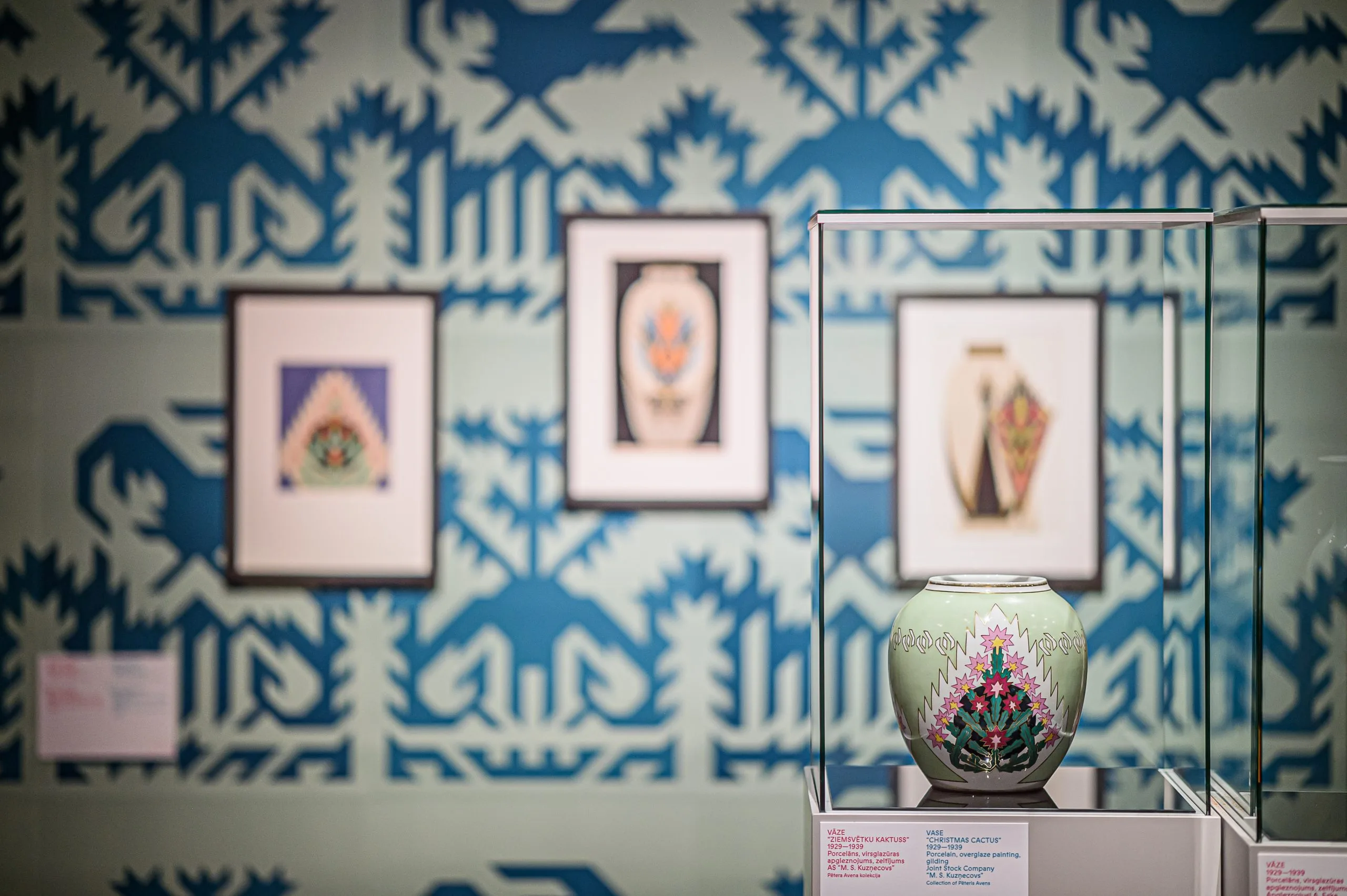 Porcelain vase displayed in a virtually invisible Artglass museum vitrine